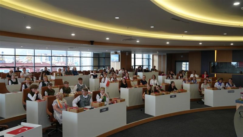 Kardeş şehir çocuklarından başkan özçelik'e ziyaret