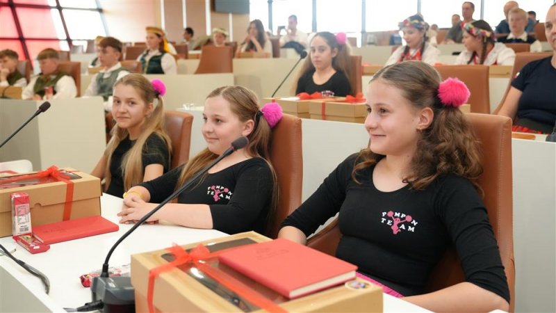 Kardeş şehir çocuklarından başkan özçelik'e ziyaret