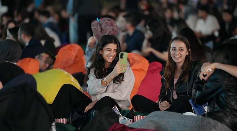 Üniversiteliler açık hava sinema festivali’nde buluştu