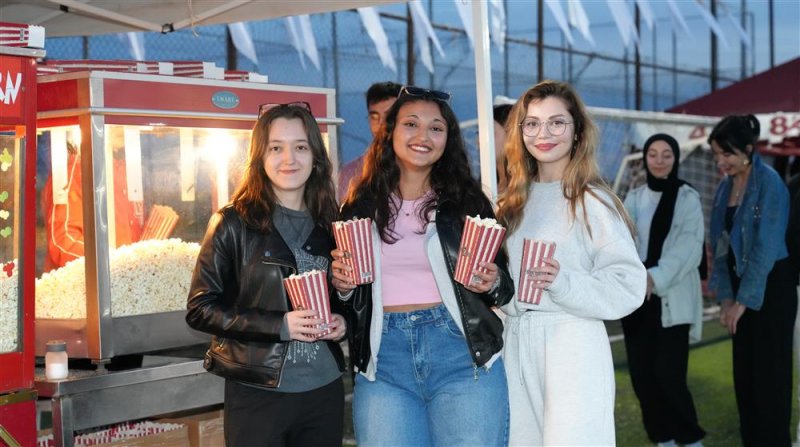 Üniversiteliler açık hava sinema festivali’nde buluştu