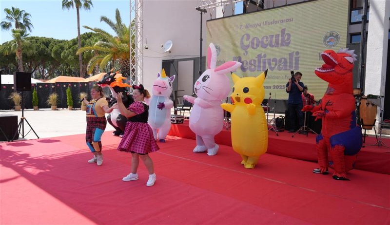 Alanya uluslararası çocuk festivali coşkuyla başladı