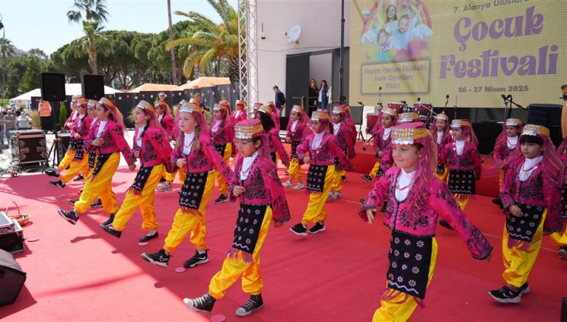Alanya uluslararası çocuk festivali coşkuyla başladı