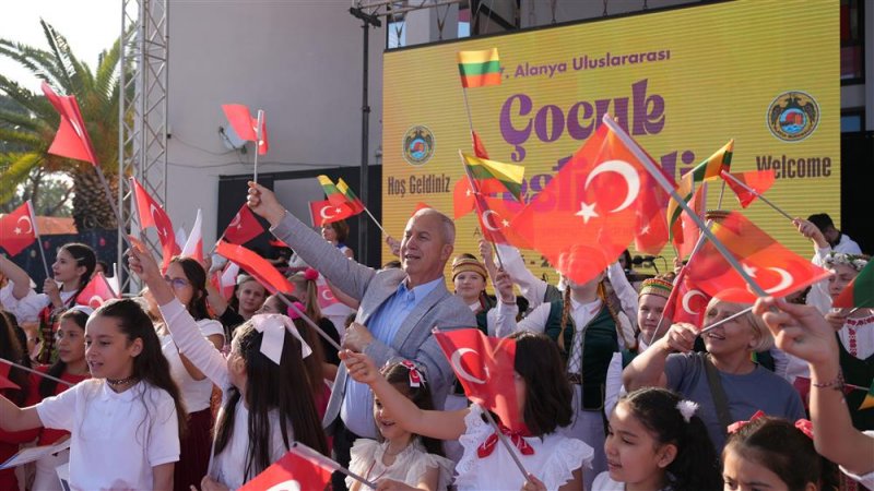 Alanya uluslararası çocuk festivali coşkuyla başladı