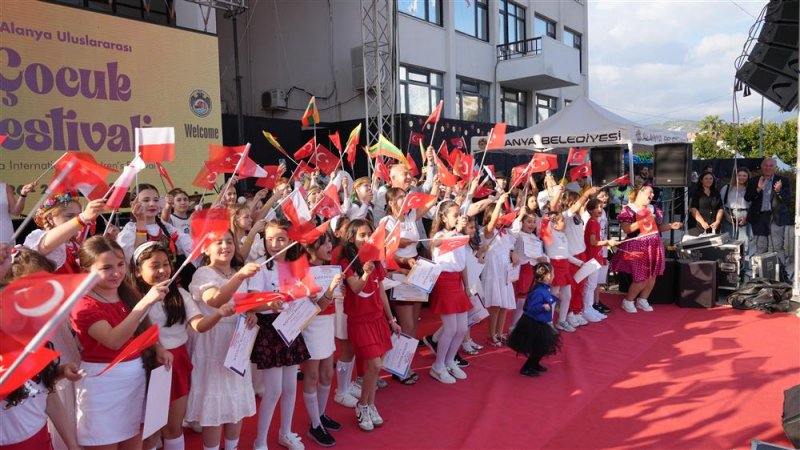 Alanya uluslararası çocuk festivali coşkuyla başladı
