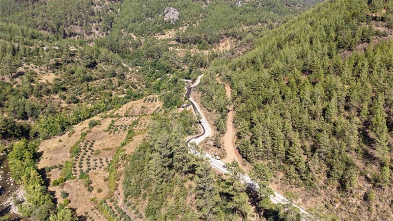 Alanya belediyesi 9 mahalle ve yaylalara hizmet verecek dağdere yolunu tamamlıyor asfalt serim işlemi başladı