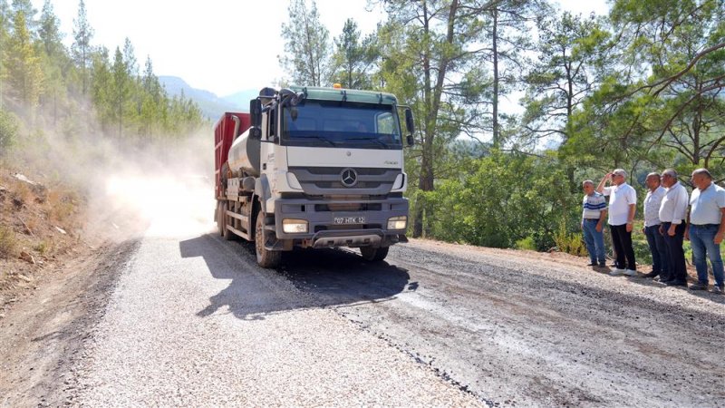 Alanya belediyesi 9 mahalle ve yaylalara hizmet verecek dağdere yolunu tamamlıyor asfalt serim işlemi başladı