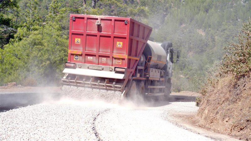 Alanya belediyesi 9 mahalle ve yaylalara hizmet verecek dağdere yolunu tamamlıyor asfalt serim işlemi başladı