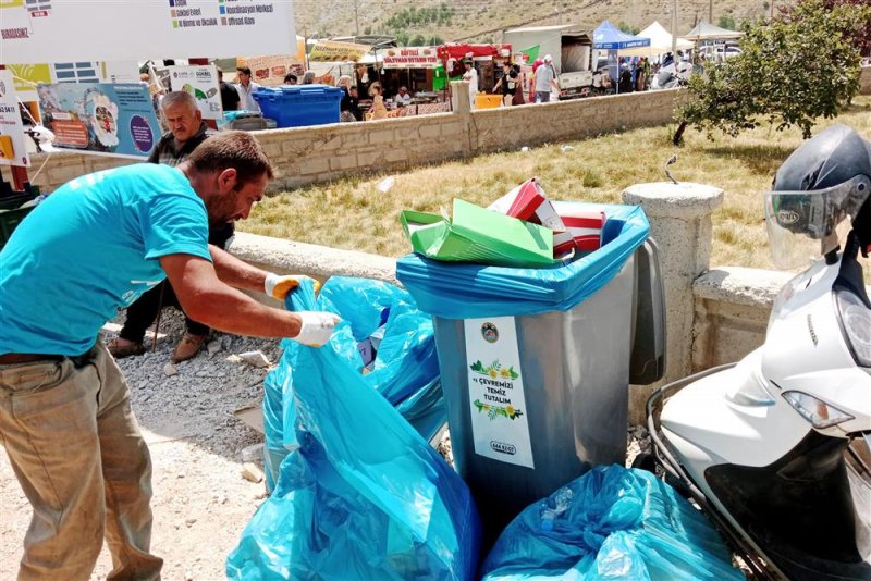 Alanya belediyesi&rsquo;nden 4-4&rsquo;l&uuml;k temizlik hizmeti