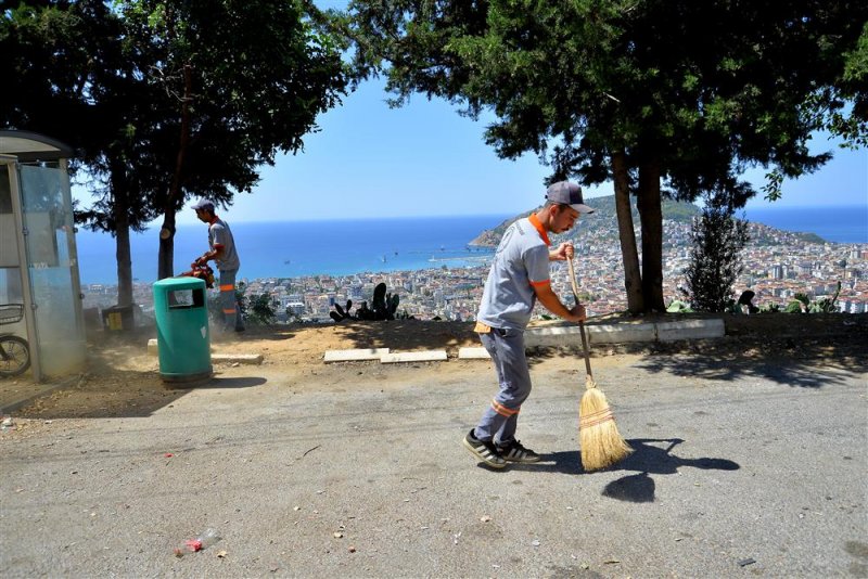 Alanya belediyesi&rsquo;nden 4-4&rsquo;l&uuml;k temizlik hizmeti