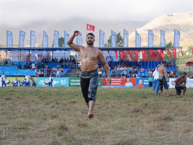 G&ouml;kbel'de ikinci kez başpehlivan enes doğan