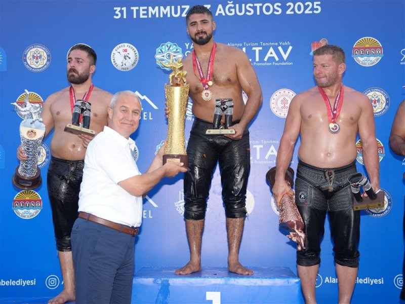 G&ouml;kbel'de ikinci kez başpehlivan enes doğan