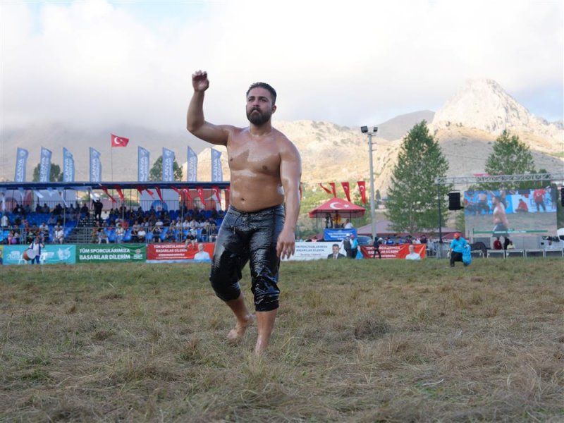 G&ouml;kbel'de ikinci kez başpehlivan enes doğan