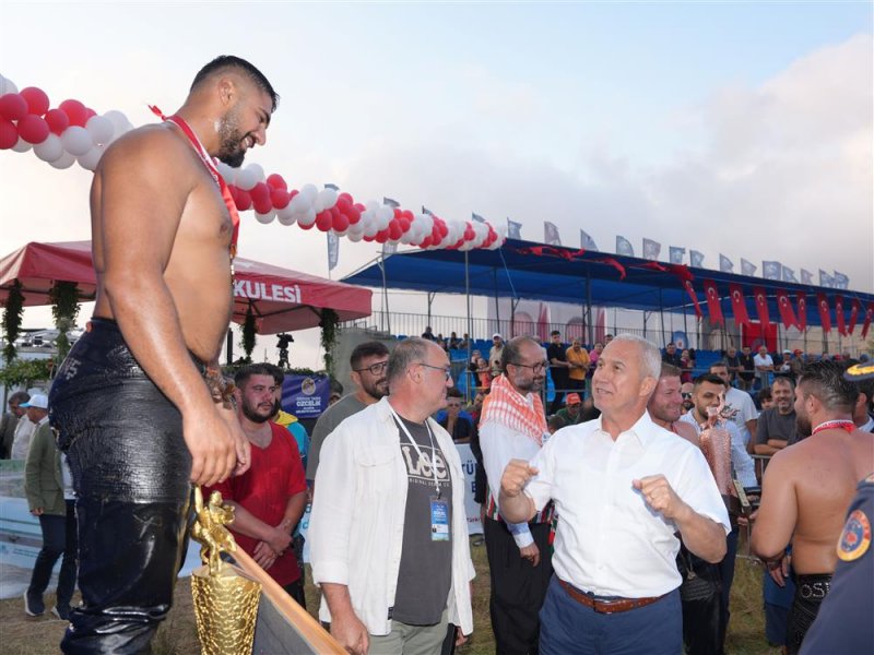 G&ouml;kbel'de ikinci kez başpehlivan enes doğan