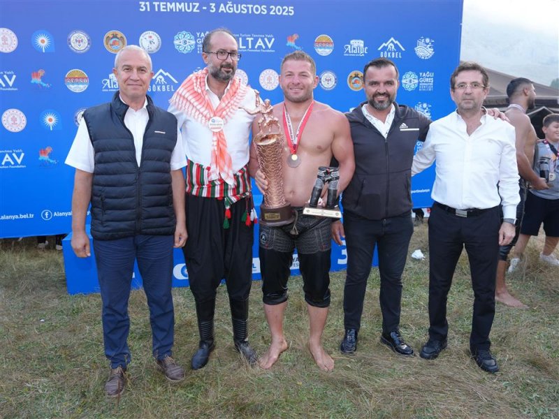 G&ouml;kbel'de ikinci kez başpehlivan enes doğan