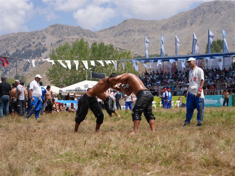 G&ouml;kbel'de ikinci kez başpehlivan enes doğan