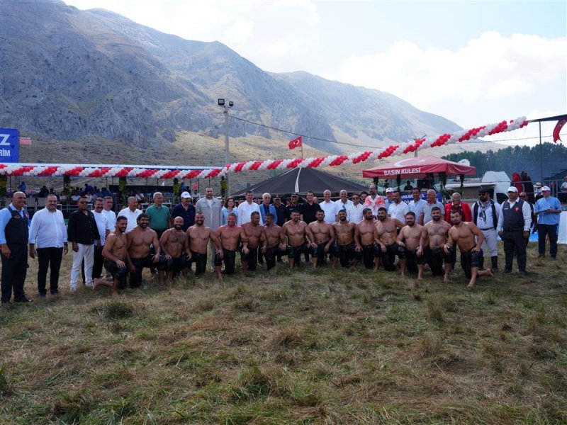 G&ouml;kbel'de ikinci kez başpehlivan enes doğan