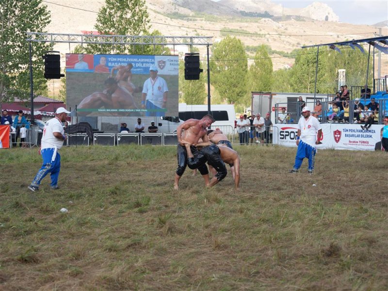 G&ouml;kbel'de ikinci kez başpehlivan enes doğan