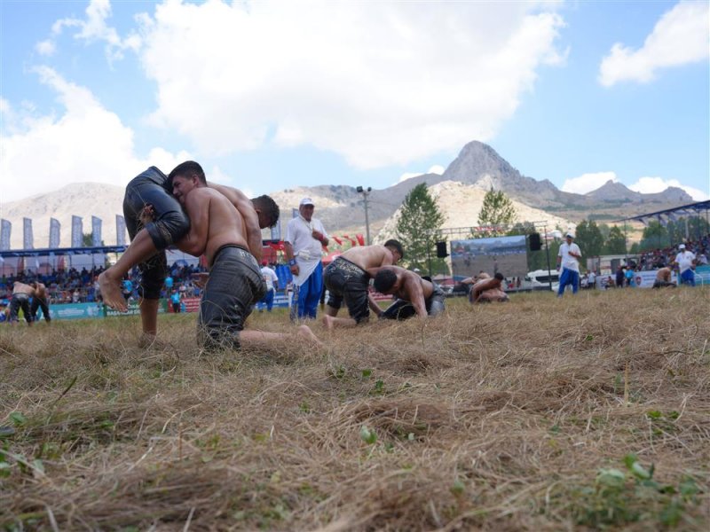 G&ouml;kbel'de ikinci kez başpehlivan enes doğan