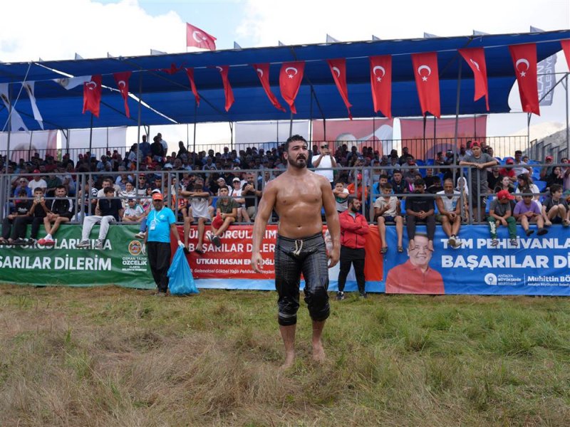 G&ouml;kbel'de ikinci kez başpehlivan enes doğan