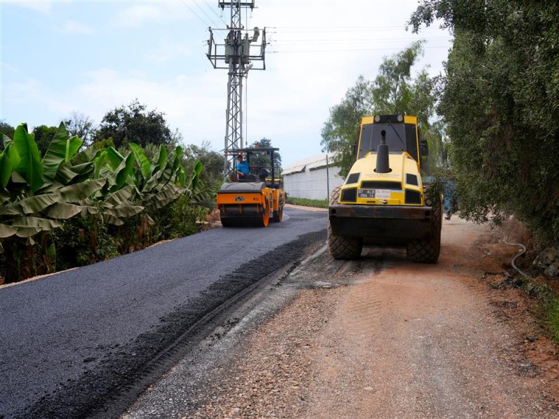 Kargıcak mahallesi&rsquo;nde sıcak asfalt &ccedil;alışması başladı - başkan &ouml;z&ccedil;elik: 12 futbol sahası b&uuml;y&uuml;kl&uuml;ğ&uuml;nde asfalt d&ouml;k&uuml;yoruz