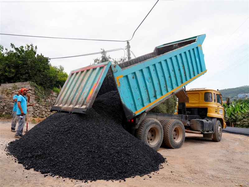 Kargıcak mahallesi&rsquo;nde sıcak asfalt &ccedil;alışması başladı - başkan &ouml;z&ccedil;elik: 12 futbol sahası b&uuml;y&uuml;kl&uuml;ğ&uuml;nde asfalt d&ouml;k&uuml;yoruz