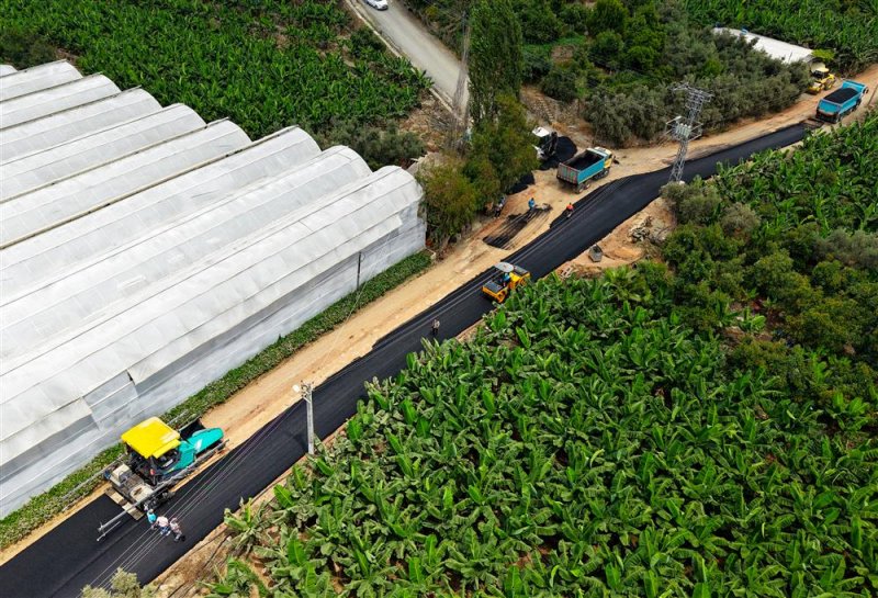 Kargıcak mahallesi&rsquo;nde sıcak asfalt &ccedil;alışması başladı - başkan &ouml;z&ccedil;elik: 12 futbol sahası b&uuml;y&uuml;kl&uuml;ğ&uuml;nde asfalt d&ouml;k&uuml;yoruz