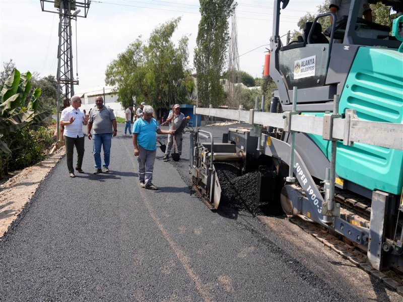 Kargıcak mahallesi&rsquo;nde sıcak asfalt &ccedil;alışması başladı - başkan &ouml;z&ccedil;elik: 12 futbol sahası b&uuml;y&uuml;kl&uuml;ğ&uuml;nde asfalt d&ouml;k&uuml;yoruz
