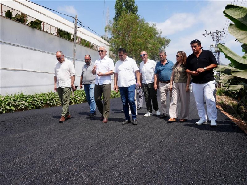 Kargıcak mahallesi&rsquo;nde sıcak asfalt &ccedil;alışması başladı - başkan &ouml;z&ccedil;elik: 12 futbol sahası b&uuml;y&uuml;kl&uuml;ğ&uuml;nde asfalt d&ouml;k&uuml;yoruz