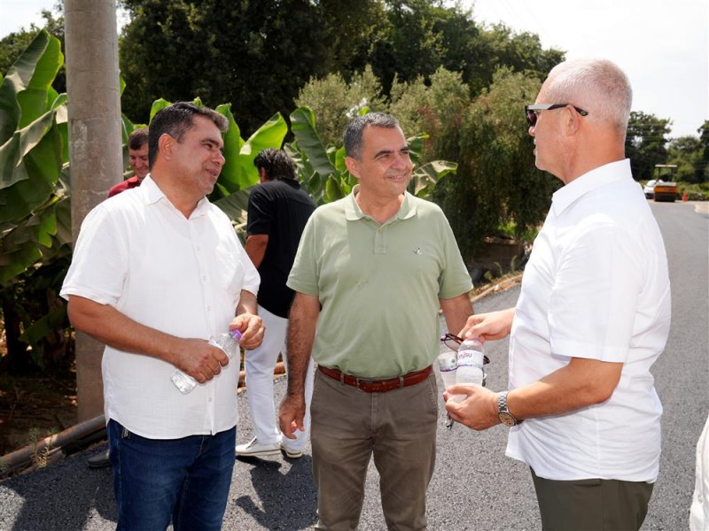 Kargıcak mahallesi&rsquo;nde sıcak asfalt &ccedil;alışması başladı - başkan &ouml;z&ccedil;elik: 12 futbol sahası b&uuml;y&uuml;kl&uuml;ğ&uuml;nde asfalt d&ouml;k&uuml;yoruz