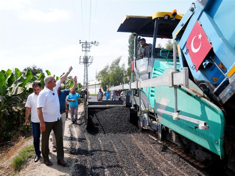 Kargıcak mahallesi&rsquo;nde sıcak asfalt &ccedil;alışması başladı - başkan &ouml;z&ccedil;elik: 12 futbol sahası b&uuml;y&uuml;kl&uuml;ğ&uuml;nde asfalt d&ouml;k&uuml;yoruz