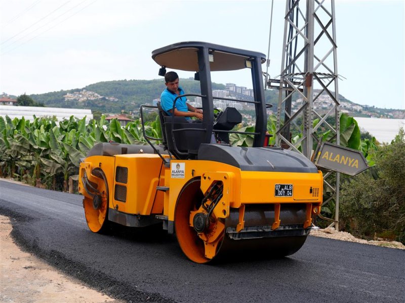 Kargıcak mahallesi&rsquo;nde sıcak asfalt &ccedil;alışması başladı - başkan &ouml;z&ccedil;elik: 12 futbol sahası b&uuml;y&uuml;kl&uuml;ğ&uuml;nde asfalt d&ouml;k&uuml;yoruz