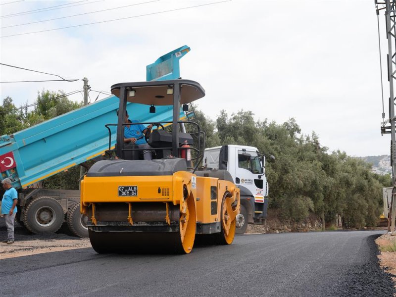 Kargıcak mahallesi&rsquo;nde sıcak asfalt &ccedil;alışması başladı - başkan &ouml;z&ccedil;elik: 12 futbol sahası b&uuml;y&uuml;kl&uuml;ğ&uuml;nde asfalt d&ouml;k&uuml;yoruz