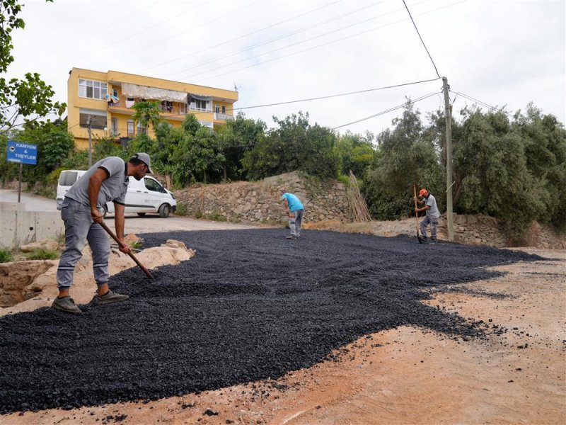 Kargıcak mahallesi&rsquo;nde sıcak asfalt &ccedil;alışması başladı - başkan &ouml;z&ccedil;elik: 12 futbol sahası b&uuml;y&uuml;kl&uuml;ğ&uuml;nde asfalt d&ouml;k&uuml;yoruz