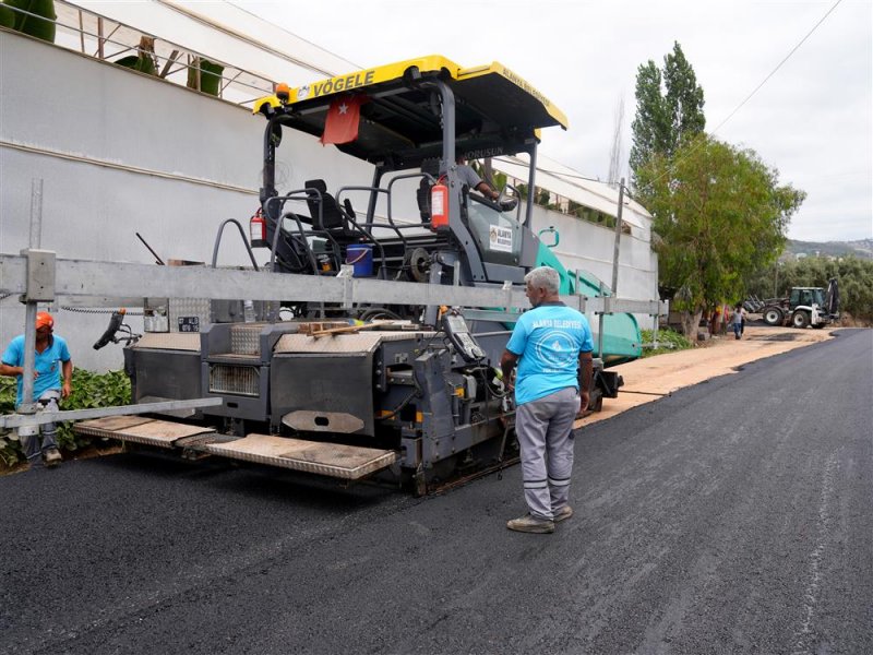 Kargıcak mahallesi&rsquo;nde sıcak asfalt &ccedil;alışması başladı - başkan &ouml;z&ccedil;elik: 12 futbol sahası b&uuml;y&uuml;kl&uuml;ğ&uuml;nde asfalt d&ouml;k&uuml;yoruz