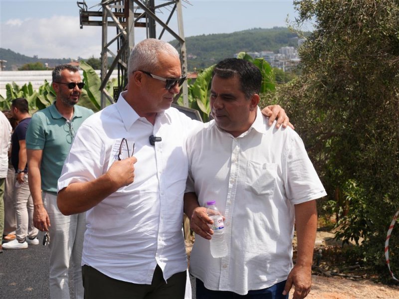 Kargıcak mahallesi&rsquo;nde sıcak asfalt &ccedil;alışması başladı - başkan &ouml;z&ccedil;elik: 12 futbol sahası b&uuml;y&uuml;kl&uuml;ğ&uuml;nde asfalt d&ouml;k&uuml;yoruz