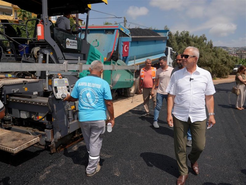 Kargıcak mahallesi&rsquo;nde sıcak asfalt &ccedil;alışması başladı - başkan &ouml;z&ccedil;elik: 12 futbol sahası b&uuml;y&uuml;kl&uuml;ğ&uuml;nde asfalt d&ouml;k&uuml;yoruz