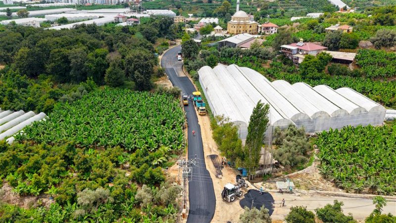 Kargıcak mahallesi&rsquo;nde sıcak asfalt &ccedil;alışması başladı - başkan &ouml;z&ccedil;elik: 12 futbol sahası b&uuml;y&uuml;kl&uuml;ğ&uuml;nde asfalt d&ouml;k&uuml;yoruz