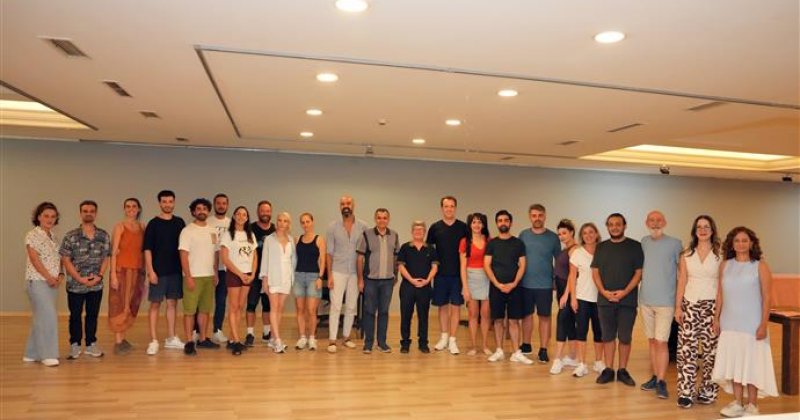 Alanya belediye tiyatrosu’ndan yeni sezonun ilk prömiyeri: “palto”