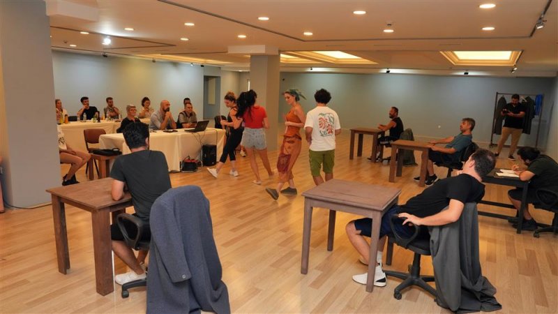 Alanya belediye tiyatrosu’ndan yeni sezonun ilk prömiyeri: “palto”