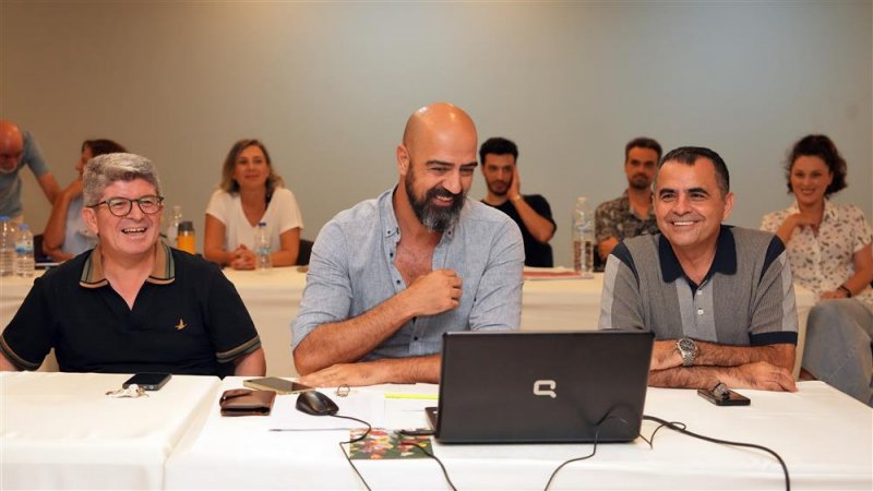 Alanya belediye tiyatrosu’ndan yeni sezonun ilk prömiyeri: “palto”