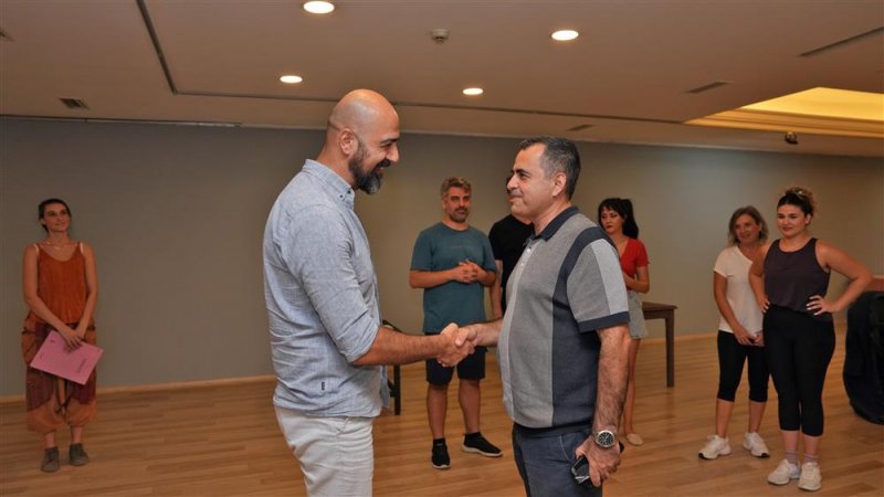 Alanya belediye tiyatrosu’ndan yeni sezonun ilk prömiyeri: “palto”