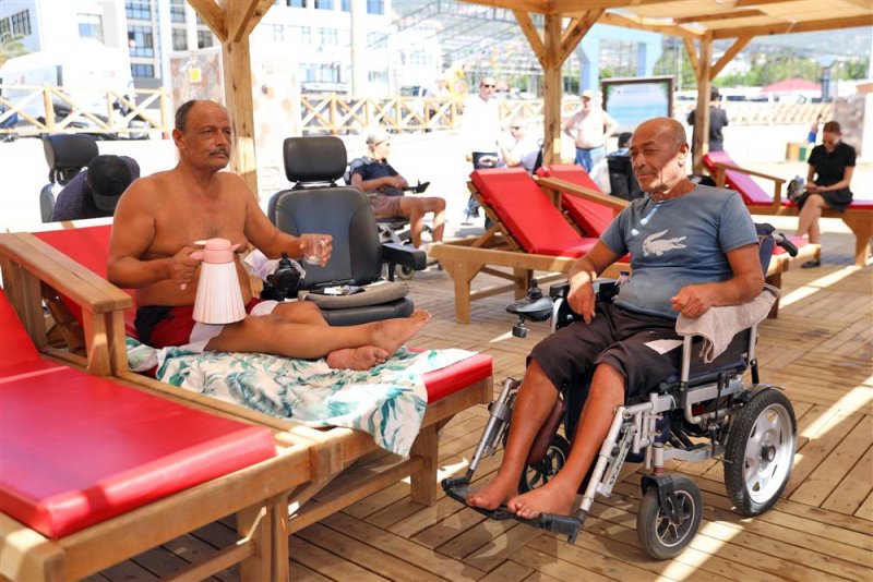 Alanya belediyesi engelsiz halk plajı'na ilk yılda yoğun ilgi