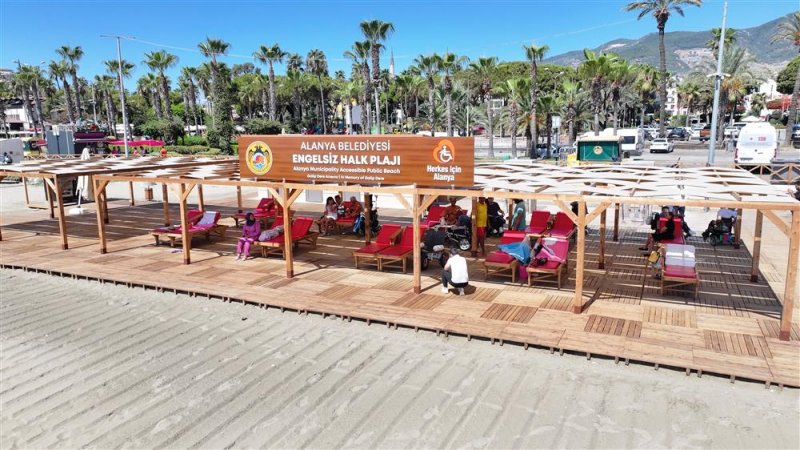 Alanya belediyesi engelsiz halk plajı'na ilk yılda yoğun ilgi