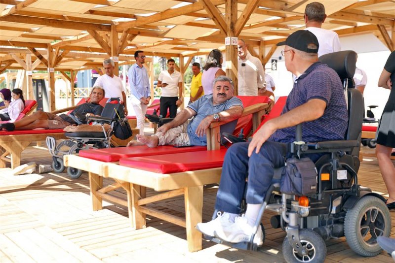 Alanya belediyesi engelsiz halk plajı'na ilk yılda yoğun ilgi