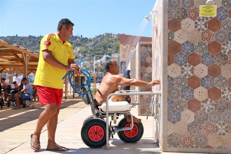 Alanya belediyesi engelsiz halk plajı'na ilk yılda yoğun ilgi