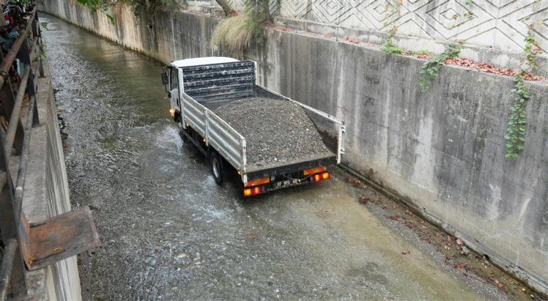 Alanya belediyesi'nden dere temizleme &ccedil;alışması
