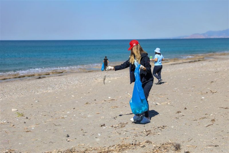 Alanya belediyesi’nden sahil temizliği