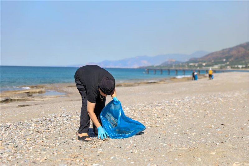 Alanya belediyesi’nden sahil temizliği