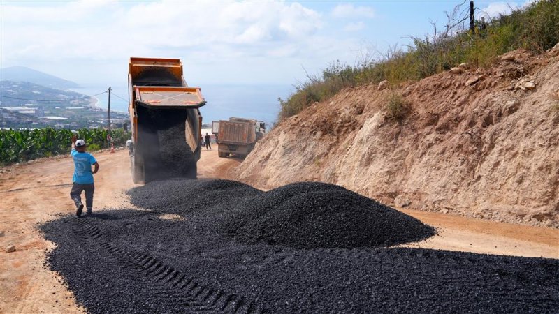 Syedra yolu asfaltla buluştu