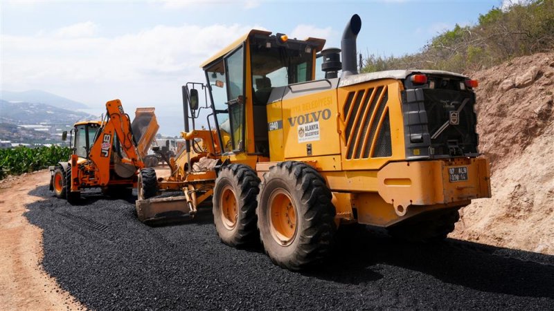 Syedra yolu asfaltla buluştu